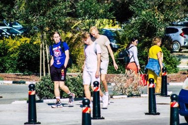 Paphos Kıbrıs Rum Kesimi 10 Mart 2020 Öğleden sonra Paphos sokaklarında yürüyen kimliği belirsiz turist görüntüsü