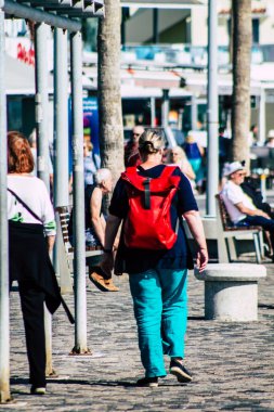 Paphos Kıbrıs Rum Kesimi 10 Mart 2020 Öğleden sonra Paphos sokaklarında yürüyen kimliği belirsiz turist görüntüsü