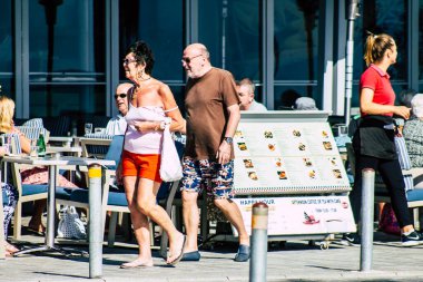 Paphos Kıbrıs Rum Kesimi 10 Mart 2020 Öğleden sonra Paphos sokaklarında yürüyen kimliği belirsiz turist görüntüsü