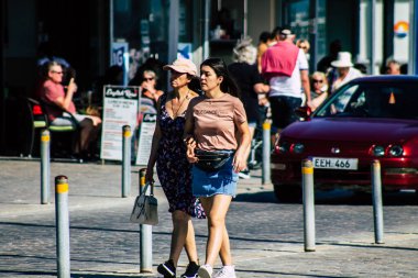 Paphos Kıbrıs Rum Kesimi 10 Mart 2020 Öğleden sonra Paphos sokaklarında yürüyen kimliği belirsiz turist görüntüsü