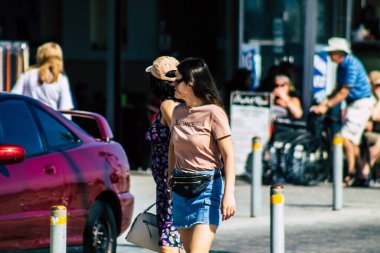 Paphos Kıbrıs Rum Kesimi 10 Mart 2020 Öğleden sonra Paphos sokaklarında yürüyen kimliği belirsiz turist görüntüsü