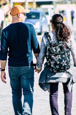 Paphos Kıbrıs Rum Kesimi 10 Mart 2020 Öğleden sonra Paphos sokaklarında yürüyen kimliği belirsiz turist görüntüsü