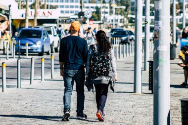 Paphos Kıbrıs Rum Kesimi 10 Mart 2020 Öğleden sonra Paphos sokaklarında yürüyen kimliği belirsiz turist görüntüsü