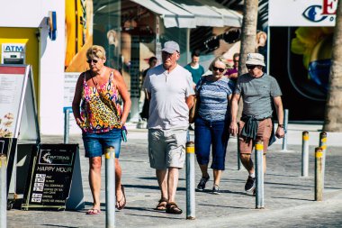 Paphos Kıbrıs Rum Kesimi 10 Mart 2020 Öğleden sonra Paphos sokaklarında yürüyen kimliği belirsiz turist görüntüsü