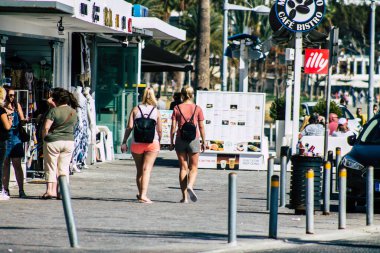 Paphos Kıbrıs Rum Kesimi 10 Mart 2020 Öğleden sonra Paphos sokaklarında yürüyen kimliği belirsiz turist görüntüsü