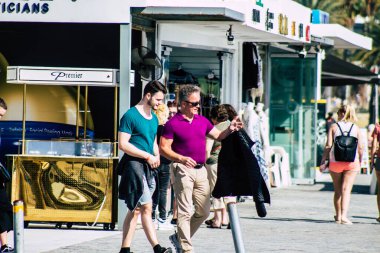 Paphos Kıbrıs Rum Kesimi 10 Mart 2020 Öğleden sonra Paphos sokaklarında yürüyen kimliği belirsiz turist görüntüsü