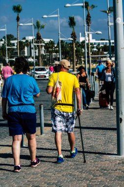Paphos Kıbrıs Rum Kesimi 10 Mart 2020 Öğleden sonra Paphos sokaklarında yürüyen kimliği belirsiz turist görüntüsü