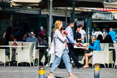 Paphos Kıbrıs Rum Kesimi 10 Mart 2020 Öğleden sonra Paphos sokaklarında yürüyen kimliği belirsiz turist görüntüsü