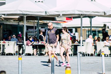 Paphos Kıbrıs Rum Kesimi 10 Mart 2020 Öğleden sonra Paphos sokaklarında yürüyen kimliği belirsiz turist görüntüsü