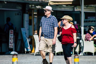 Paphos Kıbrıs Rum Kesimi 10 Mart 2020 Öğleden sonra Paphos sokaklarında yürüyen kimliği belirsiz turist görüntüsü