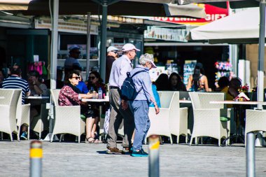 Paphos Kıbrıs Rum Kesimi 10 Mart 2020 Öğleden sonra Paphos sokaklarında yürüyen kimliği belirsiz turist görüntüsü
