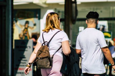 Paphos Kıbrıs Rum Kesimi 10 Mart 2020 Öğleden sonra Paphos sokaklarında yürüyen kimliği belirsiz turist görüntüsü