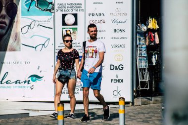 Paphos Kıbrıs Rum Kesimi 10 Mart 2020 Öğleden sonra Paphos sokaklarında yürüyen kimliği belirsiz turist görüntüsü