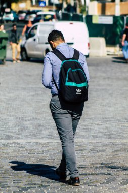 Paphos Kıbrıs Rum Kesimi 10 Mart 2020 Öğleden sonra Paphos sokaklarında yürüyen kimliği belirsiz turist görüntüsü