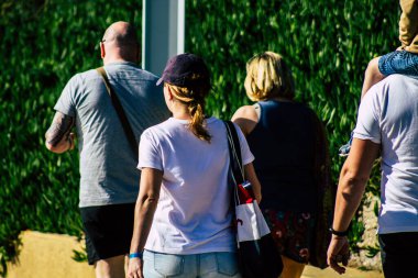 Paphos Kıbrıs Rum Kesimi 10 Mart 2020 Öğleden sonra Paphos sokaklarında yürüyen kimliği belirsiz turist görüntüsü