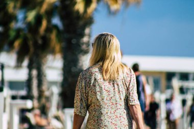 Paphos Kıbrıs Rum Kesimi 10 Mart 2020 Öğleden sonra Paphos sokaklarında yürüyen kimliği belirsiz turist görüntüsü