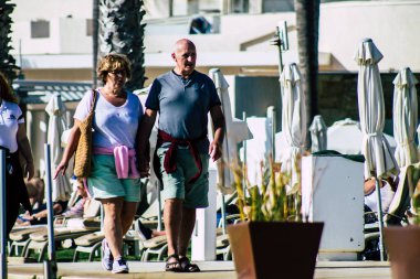 Paphos Kıbrıs Rum Kesimi 10 Mart 2020 Öğleden sonra Paphos sokaklarında yürüyen kimliği belirsiz turist görüntüsü