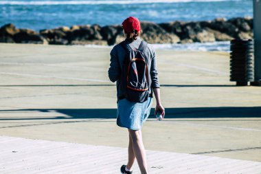 Paphos Kıbrıs Rum Kesimi 10 Mart 2020 Öğleden sonra Paphos sokaklarında yürüyen kimliği belirsiz turist görüntüsü