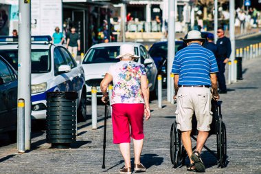 Paphos Kıbrıs Rum Kesimi 10 Mart 2020 Öğleden sonra Paphos sokaklarında yürüyen kimliği belirsiz turist görüntüsü