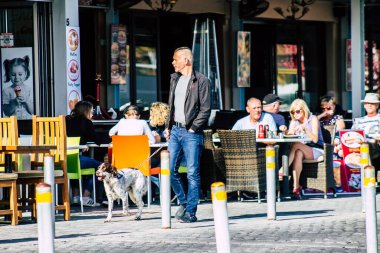 Paphos Kıbrıs Rum Kesimi 10 Mart 2020 Öğleden sonra Paphos sokaklarında yürüyen kimliği belirsiz turist görüntüsü