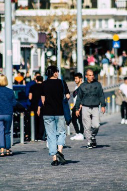 Paphos Kıbrıs Rum Kesimi 10 Mart 2020 Öğleden sonra Paphos sokaklarında yürüyen kimliği belirsiz turist görüntüsü