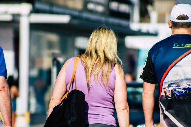 Paphos Kıbrıs Rum Kesimi 10 Mart 2020 Öğleden sonra Paphos sokaklarında yürüyen kimliği belirsiz turist görüntüsü