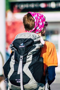 Paphos Kıbrıs Rum Kesimi 10 Mart 2020 Öğleden sonra Paphos sokaklarında yürüyen kimliği belirsiz turist görüntüsü