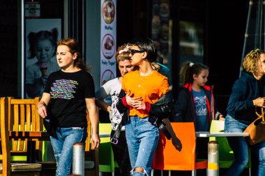 Paphos Kıbrıs Rum Kesimi 10 Mart 2020 Öğleden sonra Paphos sokaklarında yürüyen kimliği belirsiz turist görüntüsü