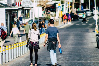 Paphos Kıbrıs Rum Kesimi 10 Mart 2020 Öğleden sonra Paphos sokaklarında yürüyen kimliği belirsiz turist görüntüsü