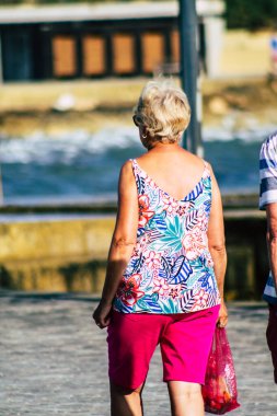 Paphos Kıbrıs Rum Kesimi 10 Mart 2020 Öğleden sonra Paphos sokaklarında yürüyen kimliği belirsiz turist görüntüsü
