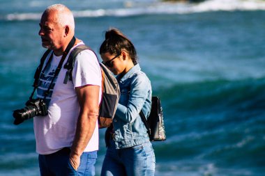 Paphos Kıbrıs Rum Kesimi 10 Mart 2020 Öğleden sonra Paphos sokaklarında yürüyen kimliği belirsiz turist görüntüsü