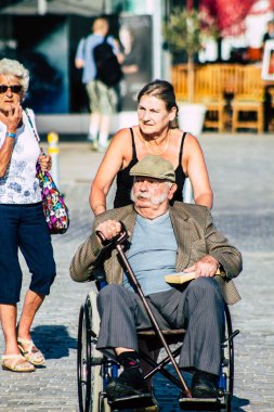Paphos Kıbrıs Rum Kesimi 10 Mart 2020 Öğleden sonra Paphos sokaklarında yürüyen kimliği belirsiz turist görüntüsü