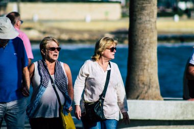 Paphos Kıbrıs Rum Kesimi 10 Mart 2020 Öğleden sonra Paphos sokaklarında yürüyen kimliği belirsiz turist görüntüsü