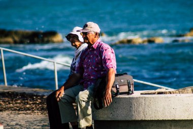 Paphos Kıbrıs Rum Kesimi 10 Mart 2020 Öğleden sonra Paphos sokaklarında yürüyen kimliği belirsiz turist görüntüsü