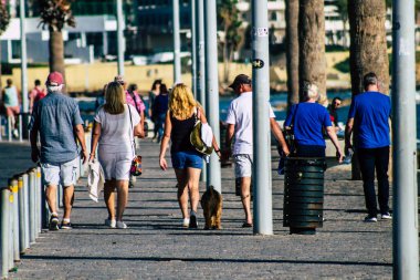 Paphos Kıbrıs Rum Kesimi 10 Mart 2020 Öğleden sonra Paphos sokaklarında yürüyen kimliği belirsiz turist görüntüsü