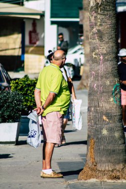 Paphos Kıbrıs Rum Kesimi 10 Mart 2020 Öğleden sonra Paphos sokaklarında yürüyen kimliği belirsiz turist görüntüsü