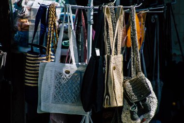 Paphos Kıbrıs Rum Kesimi 10 Mart 2020 'de öğleden sonra Paphos' ta bir hediyelik eşya dükkanında satılan dekoratif eşyaların manzarası