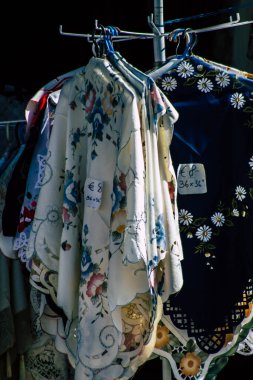 Paphos Kıbrıs Rum Kesimi 10 Mart 2020 'de öğleden sonra Paphos' ta bir hediyelik eşya dükkanında satılan dekoratif eşyaların manzarası