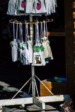 Paphos Kıbrıs Rum Kesimi 10 Mart 2020 'de öğleden sonra Paphos' ta bir hediyelik eşya dükkanında satılan dekoratif eşyaların manzarası