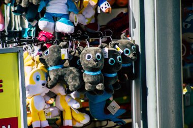 Paphos Kıbrıs Rum Kesimi 10 Mart 2020 'de öğleden sonra Paphos' ta bir hediyelik eşya dükkanında satılan dekoratif eşyaların manzarası