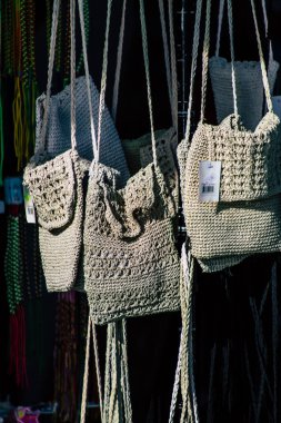 Paphos Kıbrıs Rum Kesimi 10 Mart 2020 'de öğleden sonra Paphos' ta bir hediyelik eşya dükkanında satılan dekoratif eşyaların manzarası