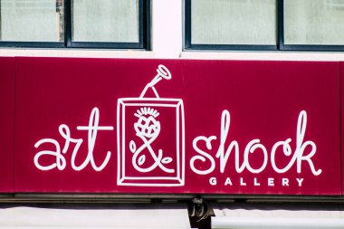 Paphos Kıbrıs Rum Kesimi 10 Mart 2020 Öğleden sonra Paphos sokaklarında ticari bir tabela