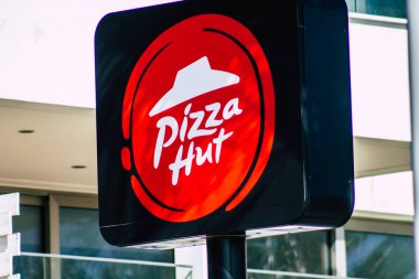 Paphos Kıbrıs Rum Kesimi 10 Mart 2020 Öğleden sonra Paphos sokaklarında ticari bir tabela