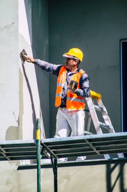 Paphos Kıbrıs Rum Kesimi 10 Mart 2020 Paphos kentinde yeni bir inşaat alanında çalışan kimliği belirsiz kişilerin görüntüsü
