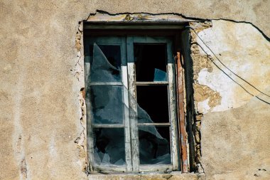 Paphos Kıbrıs Rum Kesimi 10 Mart 2020 'de öğleden sonra Paphos sokaklarında yıkılmış eski terk edilmiş bir evin görüntüsü