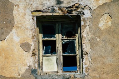 Paphos Kıbrıs Rum Kesimi 10 Mart 2020 'de öğleden sonra Paphos sokaklarında yıkılmış eski terk edilmiş bir evin görüntüsü