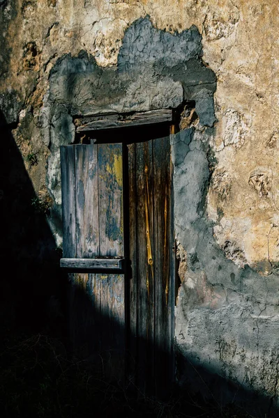 Paphos Chipre Marzo 2020 Vista Una Antigua Casa Abandonada Siendo — Foto de Stock