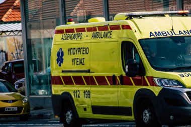 Limasol Kıbrıs Rum Kesimi 11 Mart 2020 'de öğleden sonra Limasol sokaklarında gezen geleneksel bir Kıbrıs ambulansı görülüyor
