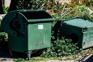 Paphos Kıbrıs 11 Mart 2020 'de öğleden sonra Paphos sokaklarında bir çöp konteynırının kapatılması