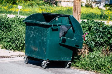 Paphos Kıbrıs 11 Mart 2020 'de öğleden sonra Paphos sokaklarında bir çöp konteynırının kapatılması